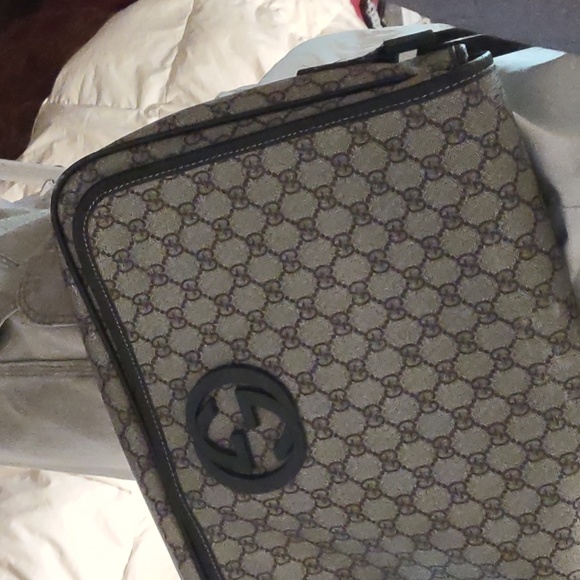 100% authentic Gucci magnet snaps Messenger Bag! - Picture 2 of 11